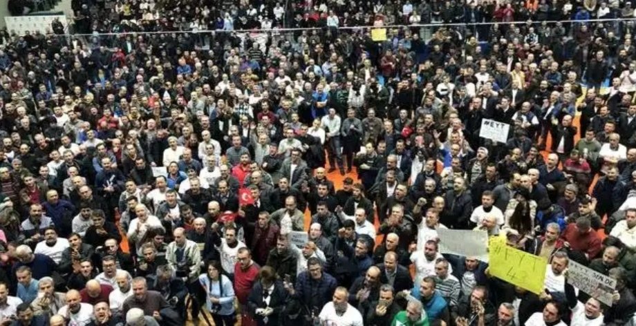 Bu emekçiler yıllarca çalıştılar, vergilerini primlerini ödediler. Şu anda çalışanlar yavaş yavaş aynı sona yaklaşıyor, ama bu kanunu çıkaranlar 2 yılda haklarını alıyor. Haksızlığa ses çıkarmayan herkes olacaklardan sorumludur.
#KaraGün8Eylül