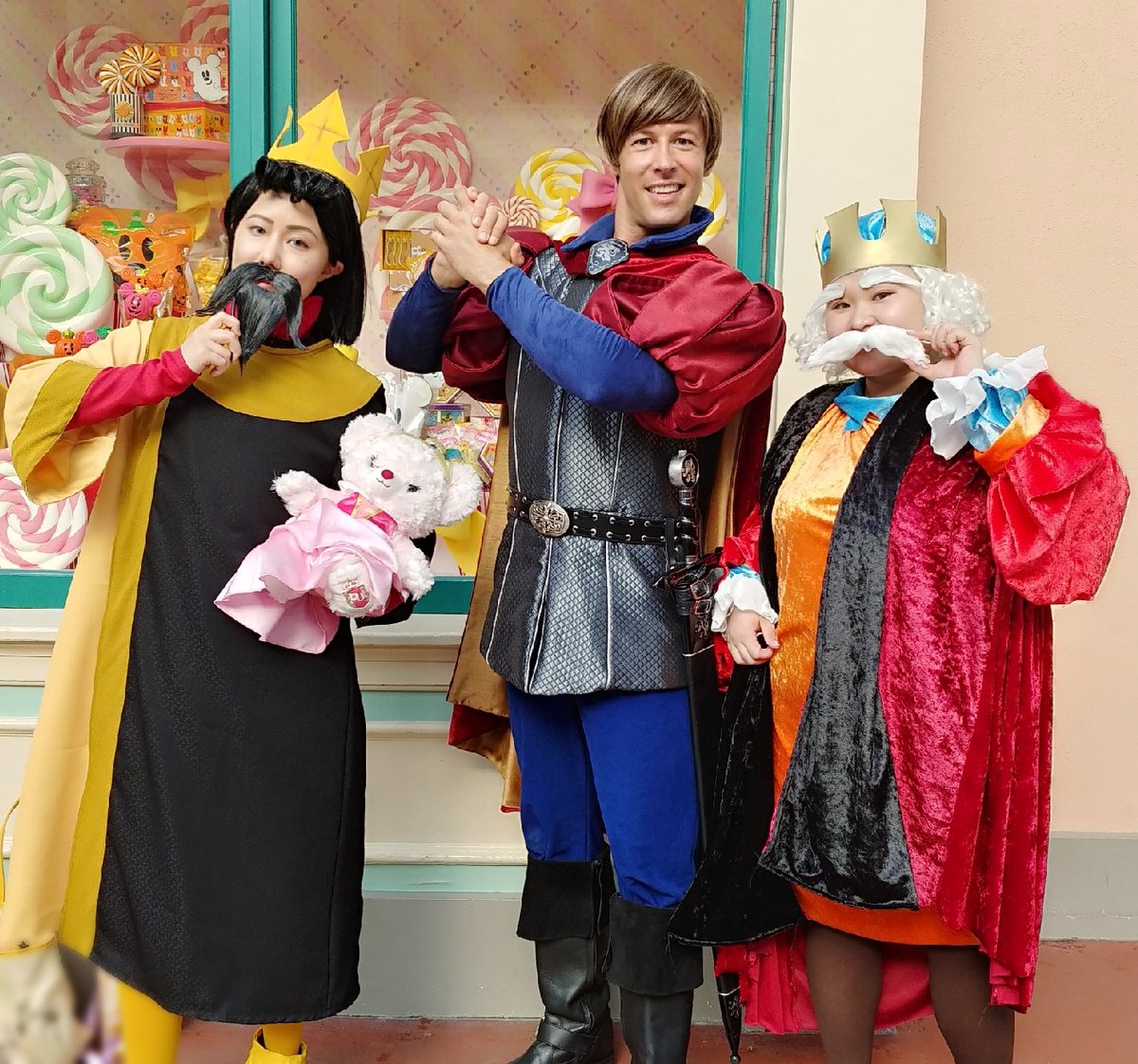 絶露 ゼツロ 27日29日 エアdハロ ステファン王とヒューバート王やってました 王冠が何度も飛びかけましたが 楽しかった 乾杯はお酒ではなく タピオカで 笑