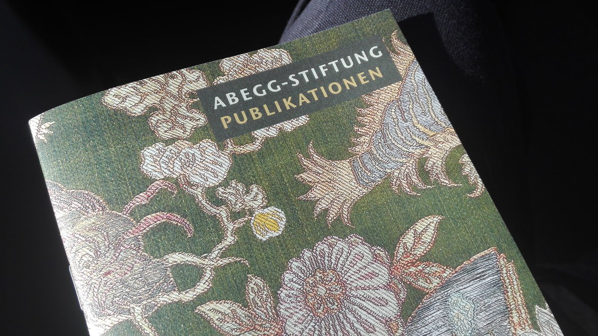 angelalinghuang's tweet photo. Übrigens ist die #AbeggStiftung viel mehr als 'nur' ein Museum: Neben Restaurierung gibt's auch Forschung & wichtige #textilehist Publikationen.
Über einen Titel bin ich zugegebenermaßen kurz gestolpert... 😉 https://t.co/mFMxjwyoAv
