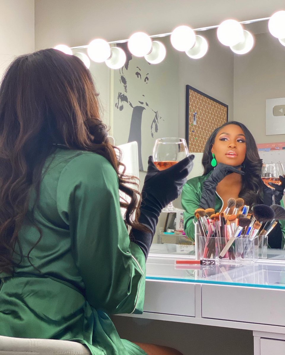 ImpressionsV's tweet photo. Spotted: @need4lspeed recreated that Glam Hollywood style with our Hollywood Glow mirror 🌟✨
📸: cameronreidhamilton
-
#impressionvanity #glam https://t.co/I9g8X04pIT