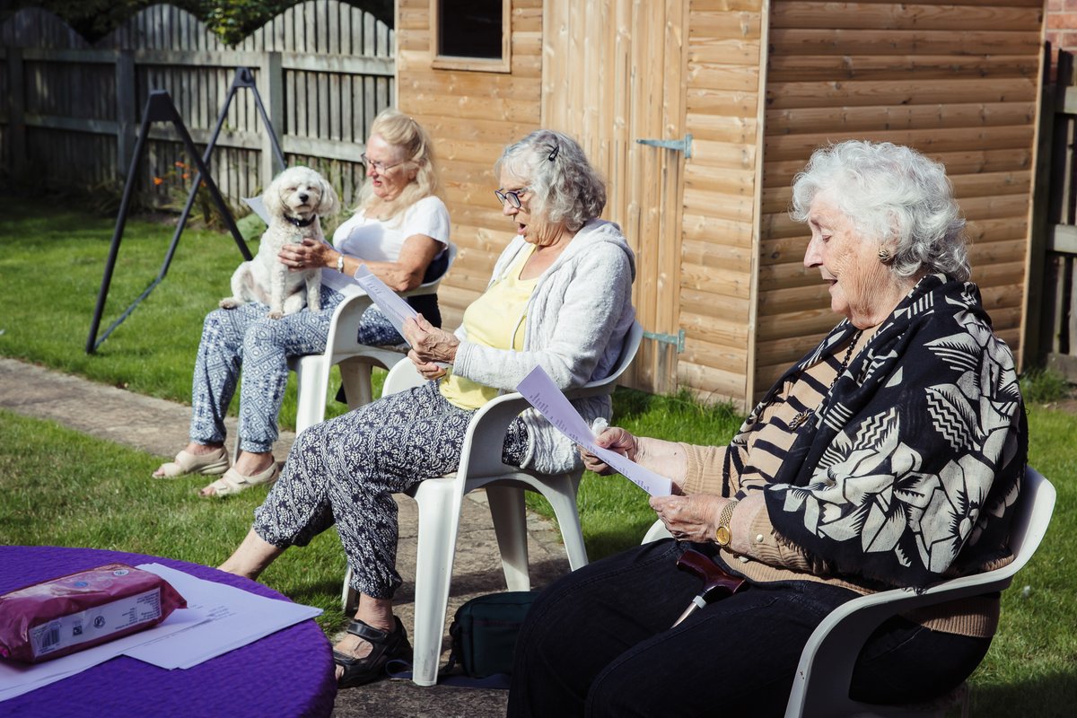 we_aredarts's tweet photo. It was lovely to see some of our Singing for Memory participants at our Garden Gigs recently.
Participants sang songs, made music, and created connections - all socially distanced and from the comfort of home.
#MusicandMemory #SingingForMemory @Masonic_Charity @janetsinger https://t.co/hDiluWORCj