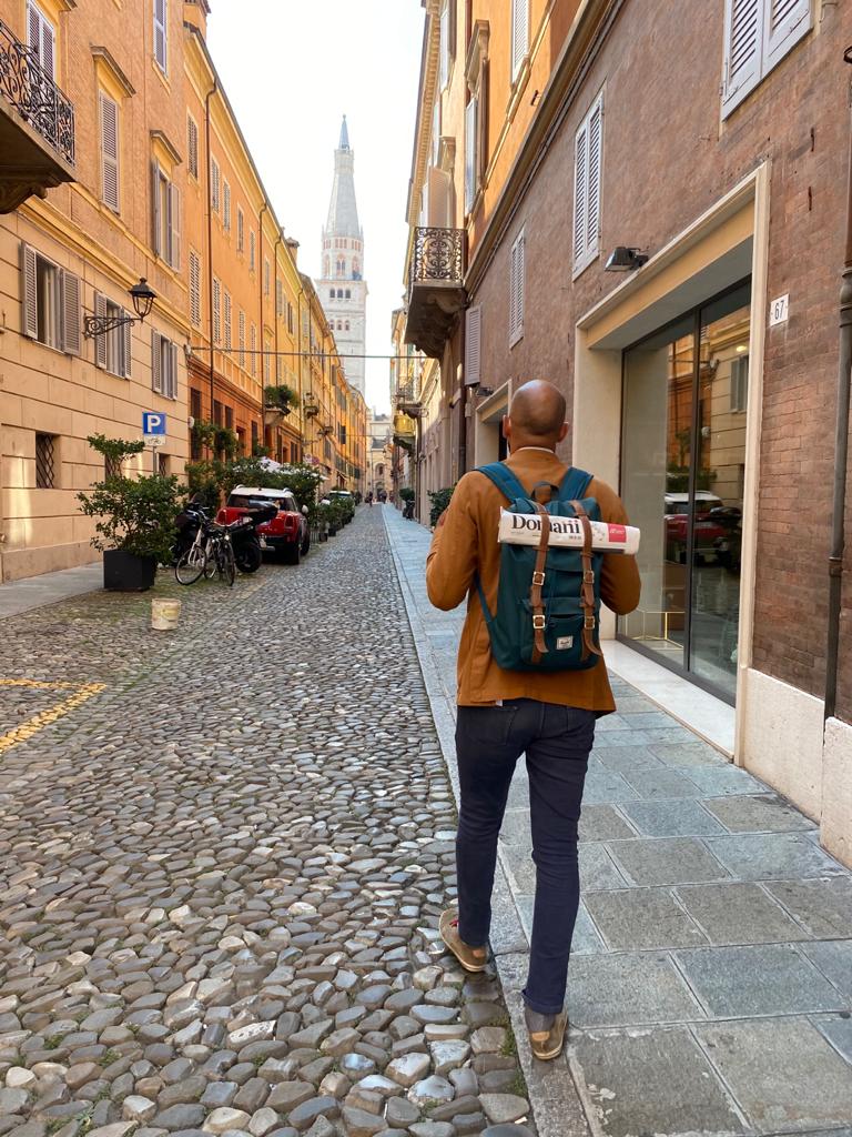 SpilUmberto's tweet photo. @StefanoFeltri una copia di @domanigiornale la portiamo anche sotto alla Ghirlandina. Buona strada anche a @DM_Deluca! https://t.co/PrPPOMML9f