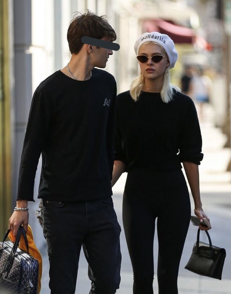 DiegxWG's tweet photo. —Diego sale de paseo con su esposa @JakxbLetx para visitar el museo digital de la villa por segunda vez. La primera vez habían ido con Magnus, y ahora que él estaba en clases decidieron ir solos para tomar algunas fotos más románticas de ambos.— https://t.co/xiZsrd6oc9