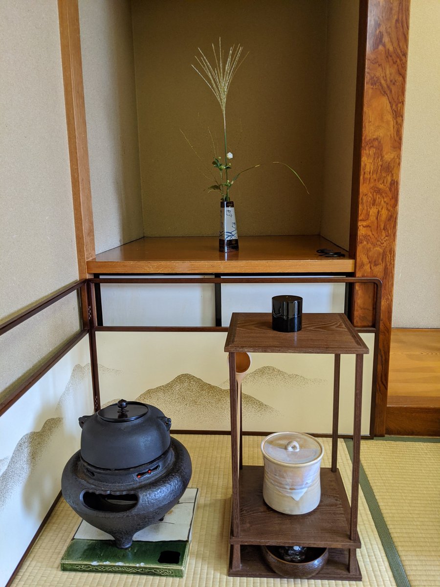 ちゃばこ 茶道 お茶室が秋の装いでした お棚は桑小卓 このお棚の時は平建水を使います 地板に建水をしまったり 柄杓を斜めに飾ったり 面白いお棚です 茶道 秋 ススキ 棚 建水