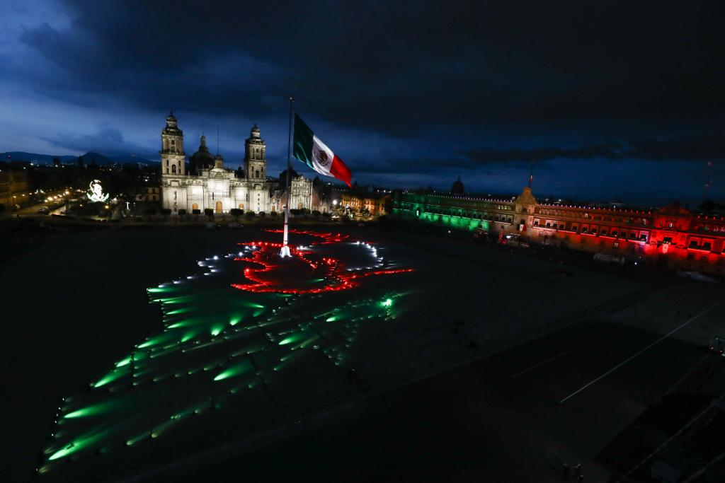 El_Universal_Mx's tweet photo. Así luce el Zócalo de la CDMX, previo al #GritodeIndependencia que encabezará el presidente Andrés Manuel López Obrador   #Fotos 📷  Diego Simón Sánchez https://t.co/UfMUXI4LTI