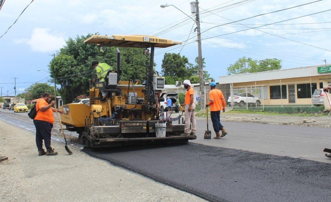MOPPma's tweet photo. #BocasDelToro 🛣| Inició la construcción de la primera etapa de la ciclovía en la ciudad de Changuinola. Esta obra tiene como objetivo beneficiar a más de 5,500 usuarios que utilizan este medio de transporte para trasladarse a sus trabajos. #TrabajandoPorPanamá https://t.co/VNi5bmh1z2
