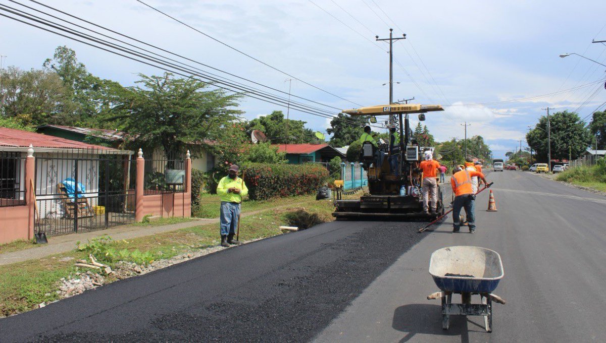 MOPPma's tweet photo. #BocasDelToro 🛣| Inició la construcción de la primera etapa de la ciclovía en la ciudad de Changuinola. Esta obra tiene como objetivo beneficiar a más de 5,500 usuarios que utilizan este medio de transporte para trasladarse a sus trabajos. #TrabajandoPorPanamá https://t.co/VNi5bmh1z2