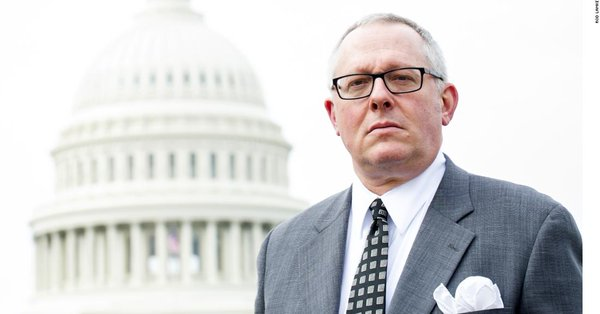 CNNPolitics's tweet photo. NEW: Top HHS spokesman Michael Caputo apologizes to staff for accusing government scientists of sedition https://t.co/PefTBawZdF https://t.co/uIjKpb5A1v
