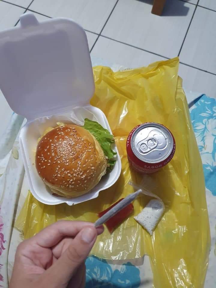 alissiaxxz's tweet photo. gente e esse combo que vem com um beck? https://t.co/SpuFEoNSc8