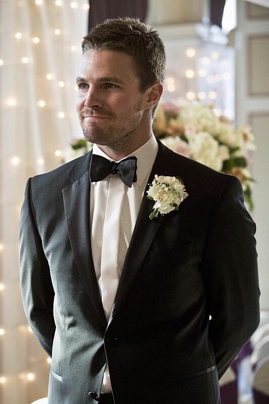 santiagosmoak's tweet photo. Oliver Queen in a tux and suspenders hits differently 🥵🥵🥵😍 https://t.co/jaDowqk0SA