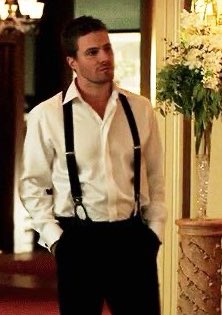 santiagosmoak's tweet photo. Oliver Queen in a tux and suspenders hits differently 🥵🥵🥵😍 https://t.co/jaDowqk0SA