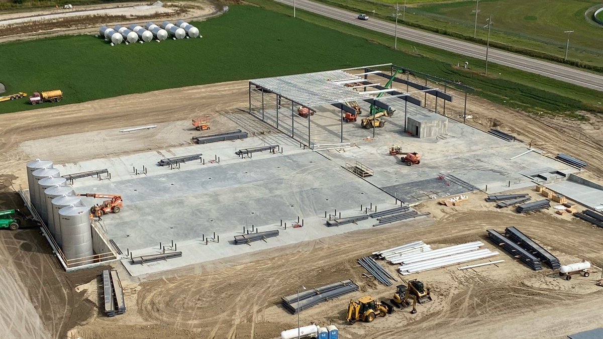 CPI_coop's tweet photo. All in a day's work! Crews are trucking right along on our liquid plant. Major progress since we shared a photo yesterday! #cooperativeproducers #addingvaluesharingsuccess https://t.co/C2S5XejaTL
