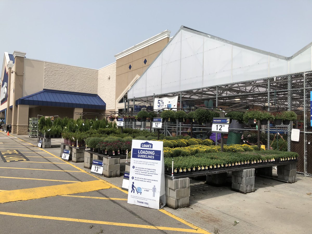 JukesinTN's tweet photo. If you are in the market for fresh fall product, Lowe’s in Kingsport TN , stores 2773 and 718 just received a new shipment of mums, pansies and ornamental kale.  Stop by! @PlantPartners , #mums, #falldecorations https://t.co/gtHdGc5JRz