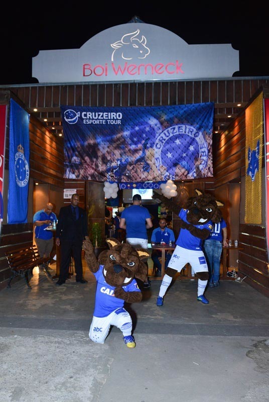 mais_cruzeiro_'s tweet photo. A saudade de um Reduto Azul com a presença do Raposão e do Raposinho bateu aqui! 💙💙🦊
Cadê a vacina pra gente refazer essa boa no Boi Werneck hein??💉😕
#CruzeiroEsporteTour #AgênciaOficial #RedutoAzul #PeloCruzeiro #UmNovoCruzeiro https://t.co/UckEhAuYpB