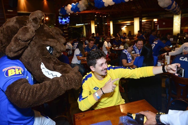 mais_cruzeiro_'s tweet photo. A saudade de um Reduto Azul com a presença do Raposão e do Raposinho bateu aqui! 💙💙🦊
Cadê a vacina pra gente refazer essa boa no Boi Werneck hein??💉😕
#CruzeiroEsporteTour #AgênciaOficial #RedutoAzul #PeloCruzeiro #UmNovoCruzeiro https://t.co/UckEhAuYpB