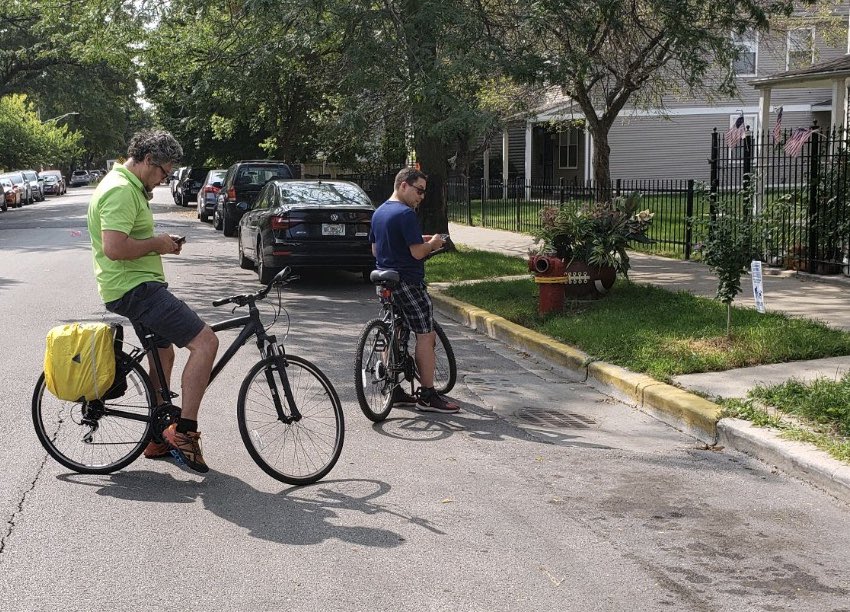 RaymondALopez's tweet photo. No better way of addressing the needs of my #BackoftheYards residents than by being in the neighborhood on the streets. I love talking with them while addressing potholes, sewer cleanings, graffiti, restoration issues, sanitation issues and more from my bike!
#clean15 #chi15 https://t.co/FSQSaoQiv2