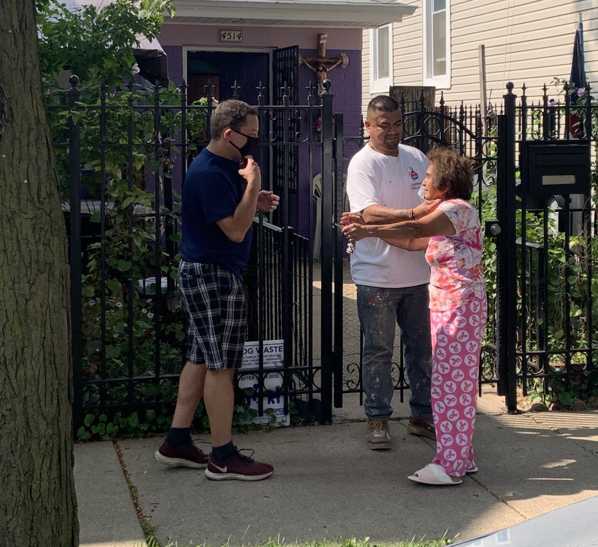 RaymondALopez's tweet photo. No better way of addressing the needs of my #BackoftheYards residents than by being in the neighborhood on the streets. I love talking with them while addressing potholes, sewer cleanings, graffiti, restoration issues, sanitation issues and more from my bike!
#clean15 #chi15 https://t.co/FSQSaoQiv2