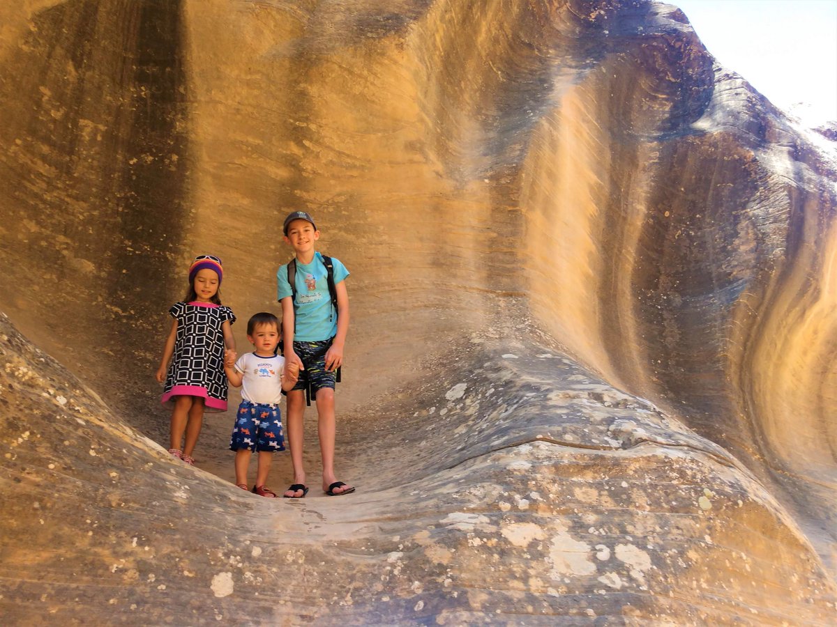 Even kids can hike slot canyons! We found a great one for kids at Willis Creek! Check out the photos at serendipityonpurpose.com/willis-creek-s…

#williscreek