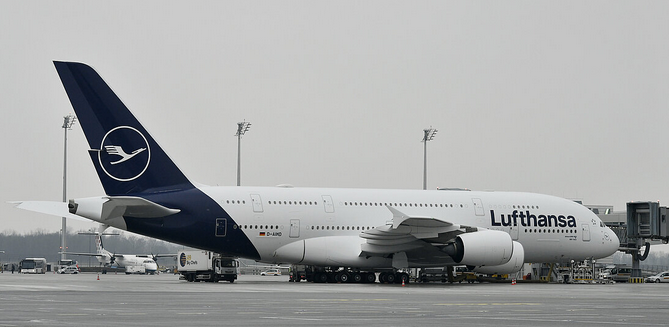 Tres definiciones del CEO de Lufthansa, Carsten Spohr:
* La semana que viene definen el futuro de la flota A380. Retiro total de la flota suena cada día más realista
* Buscan incorporar más A350
* El unico cuatrireactor que quedaría es el 747-8. Se van los 747-400 y los A340-300