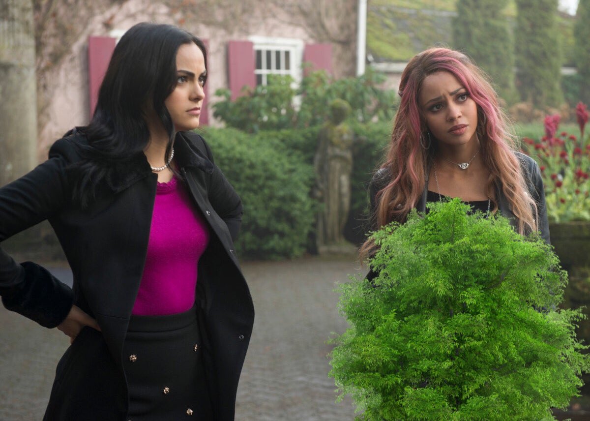 choniglow's tweet photo. I CANNOT WAIT TO SEE HOW RIVERDALE HIDES VANESSAS BABY BUMP https://t.co/3swFlJh2Ei