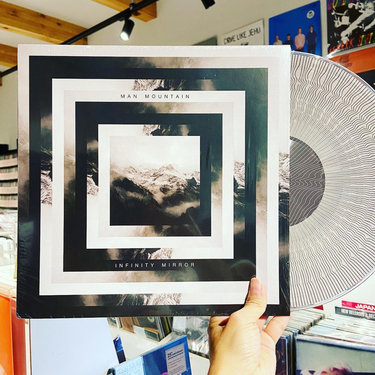 ManMountainBand's tweet photo. We’re still pumped with how the animated picture disc for “Infinity Mirror” turned out. In addition to EU/UK distribution thru @bsmrocks, we are excited to announce that our “Infinity” vinyl is now available in Japan thru @stiffslack! https://t.co/zeqNrLIKiQ