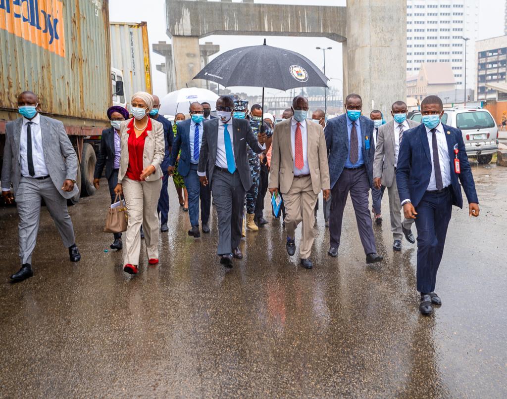 ChibuikeAmaechi's tweet photo. Inspecting the Lagos Marina earlier today with Governor @jidesanwoolu. Soon, we'll put out a joint statement, the Federal Government and the Lagos State government, on the uncoordinated barging at the Marina causing lots of traffic in that axis./1 https://t.co/RH5YAwE50a