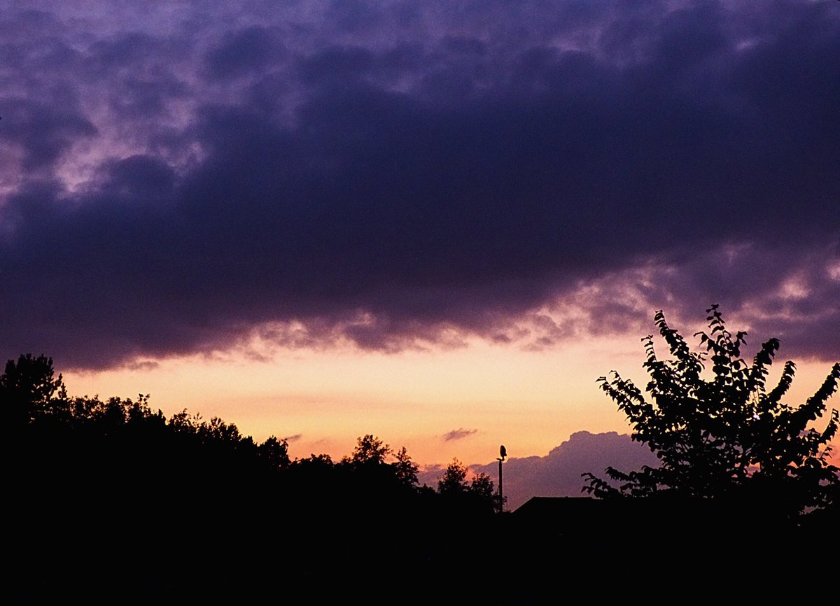 ccbigcam's tweet photo. Sunset tonight
Pastel colours and the sun hidden behind grey clouds
#Sunsets #FromMyWindow
#LockdownPhase3 #LockdownSunsets
#sunsetphotography
@StormHour @LensAreLive
@ThePhotoHour
#WeatheringWithYou #WeatherWatchers https://t.co/GPvOaODQAc