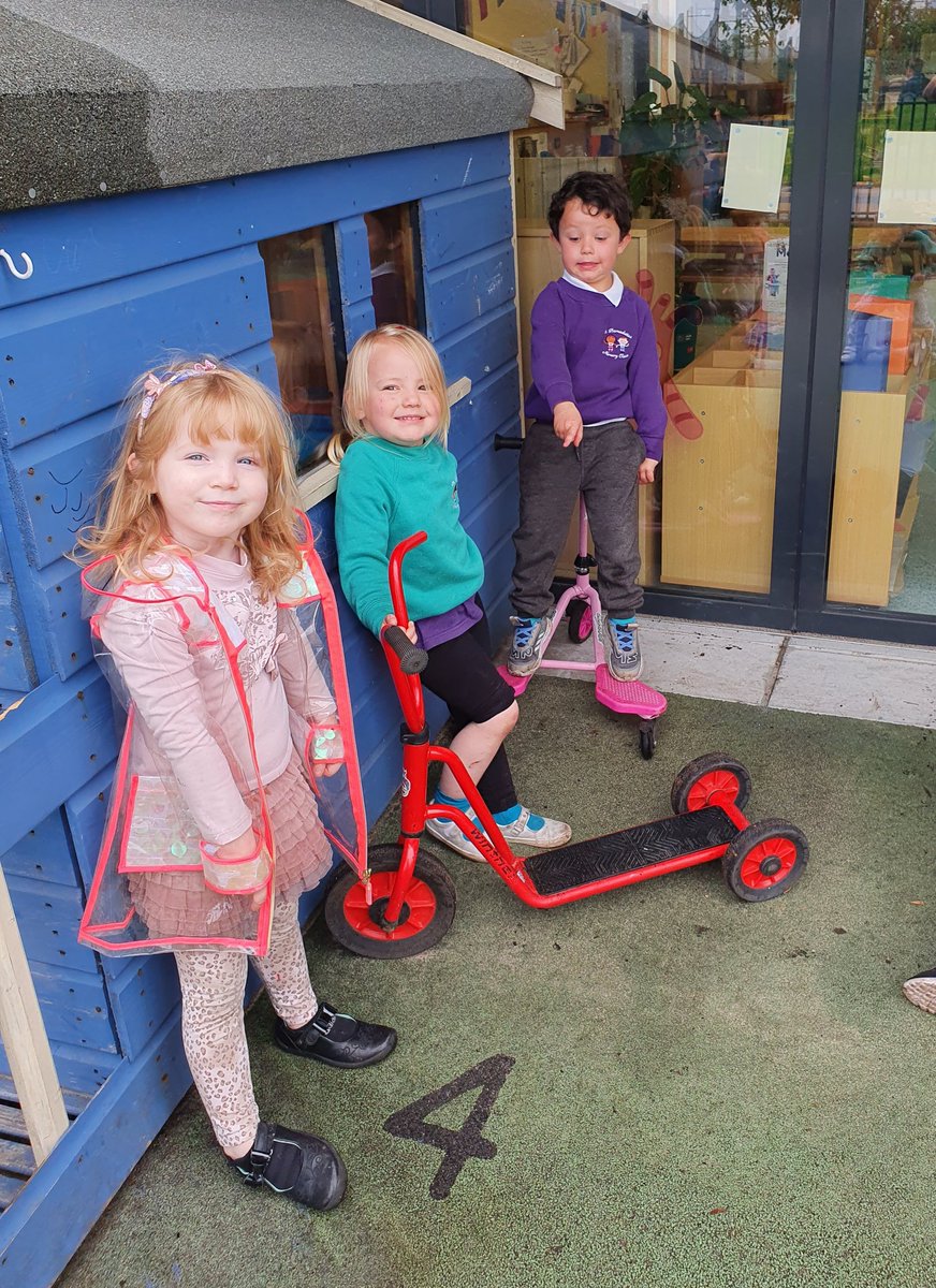 StBernNursery's tweet image. "I'm on 4!" says H." So am I " says R. "Look. It's a 4!" says S. #recognisingnumbers, #numeracymatters, #earlyyearsnumeracy, #outdoorlearning,  #learnthroughplay, #buildingconfidence