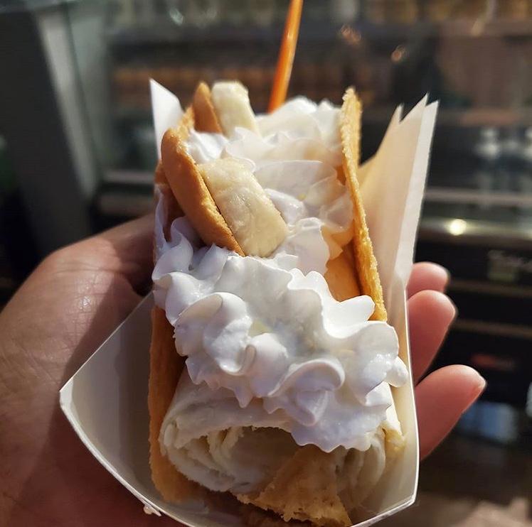RaleighRolls's tweet photo. Let's taco 'bout dessert. 😍
Grandma's Nanner Puddin' tastes even better in taco form. Find us out and about on our #RollsOnWheels truck or come by @MorganStFoodhll for a Tuesday treat.
📷 by @garvistacie https://t.co/Lnhudg4A13