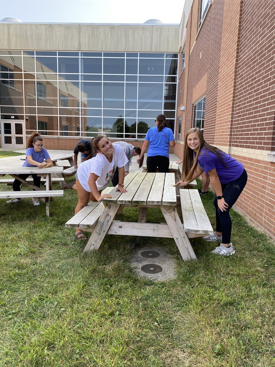 sswentz's tweet photo. #gobackgiveback @CoachSab @GoGrizzlyCubs https://t.co/maNBc2dIR6