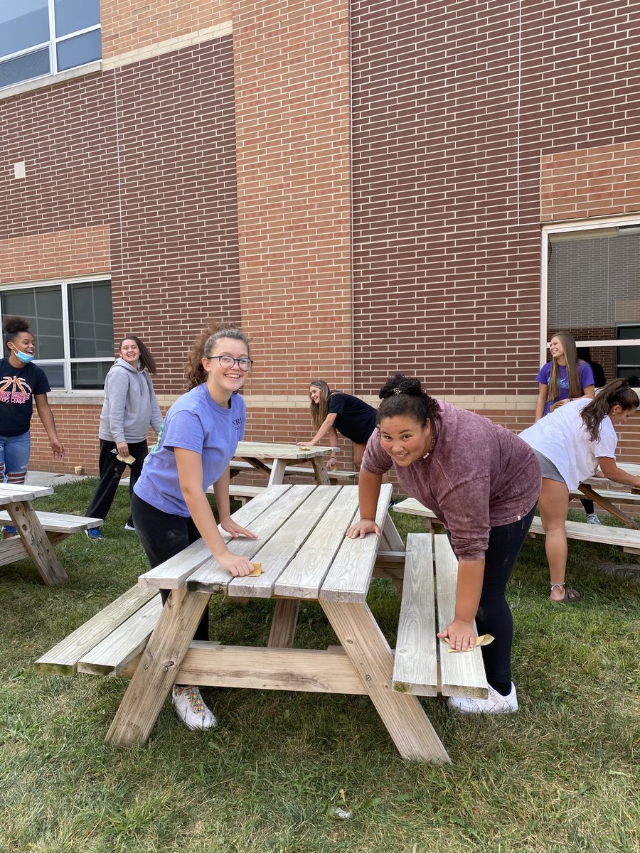 sswentz's tweet photo. #gobackgiveback @CoachSab @GoGrizzlyCubs https://t.co/maNBc2dIR6