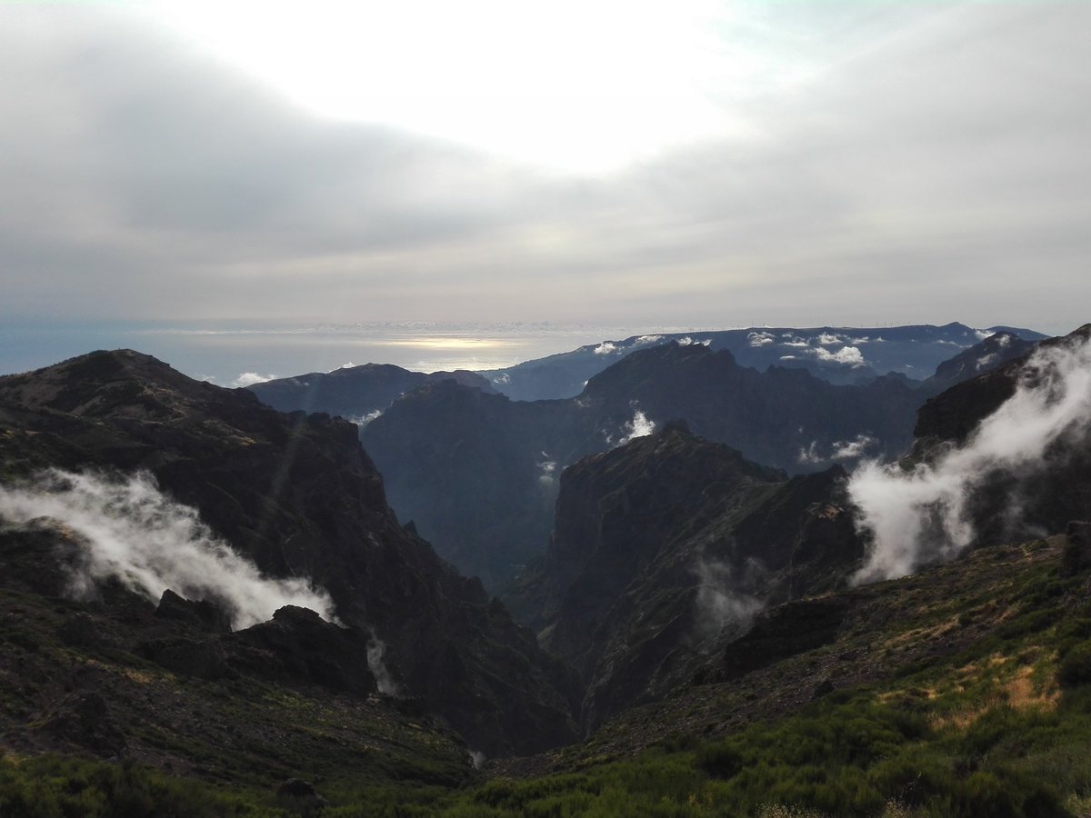 hugogaama's tweet photo. MAGNÍFICO. Eu nunca canso-me desta vista, isto carrega energias. A 1818 metros de altitude. #IlhaDaMadeira #VisitMadeira #PicoDoArieiro #Portugal https://t.co/zKwP3QNCmp