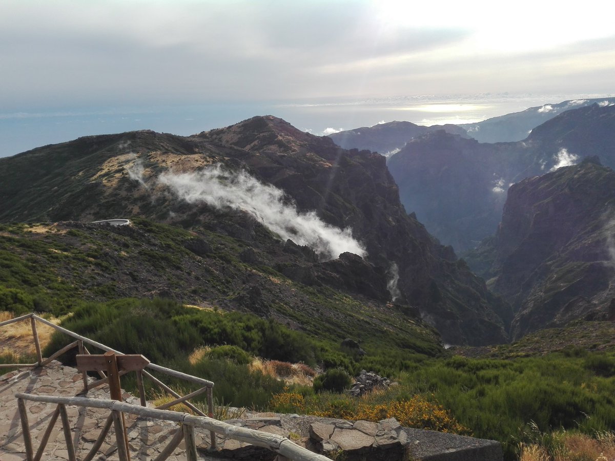 hugogaama's tweet photo. MAGNÍFICO. Eu nunca canso-me desta vista, isto carrega energias. A 1818 metros de altitude. #IlhaDaMadeira #VisitMadeira #PicoDoArieiro #Portugal https://t.co/zKwP3QNCmp