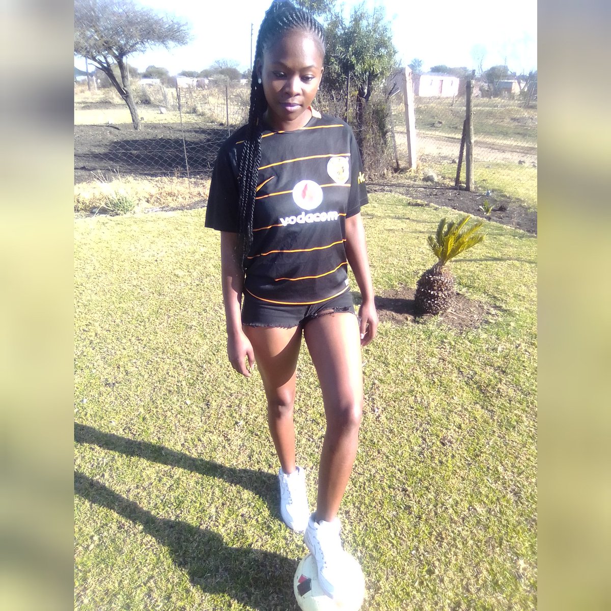 Jeniffe55936018's tweet photo. It's the colours in my shirt that does the talk⚽🖤💛 @IIKHUNE_32_16 @KaizerChiefs @khama_Billiat11 #diskisimplified #sabc #PSLPlayoffs #football #Queen #Amakhosi4Life #BlacklivesStillMatter #Africanacity #Peace #LovingThokoza https://t.co/zsVwCVLowp