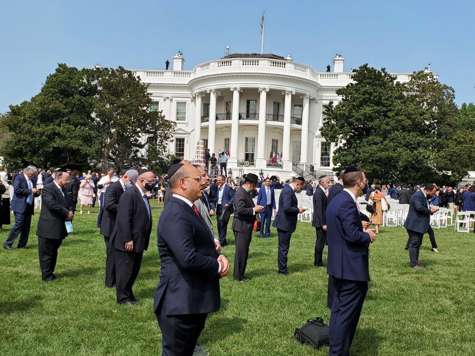 Bethany S. Mandel on Twitter: "Davening mincha on the White House lawn. What a shot. What a day. https://t.co/rvTu7xB4BZ" / Twitter