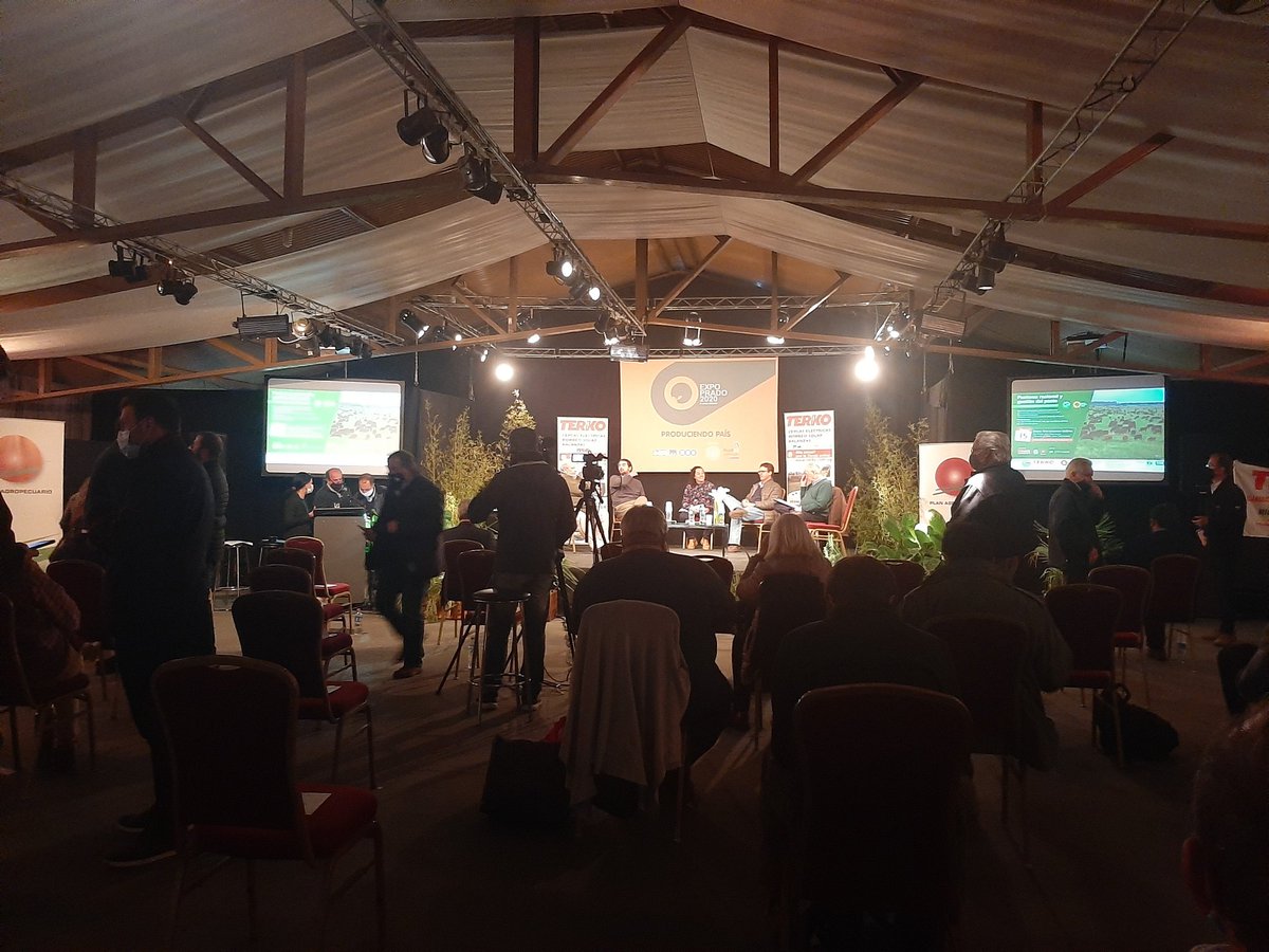 PlanAgro's tweet photo. A punto de comenzar el evento Pastoreo Racional y Gestión del Pasto en @ExpoPrado con @supraorg #terko https://t.co/qs0VuluknL