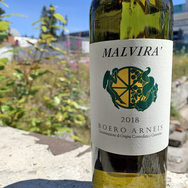 loupartycenter's tweet photo. 🚨 STAFF PICK! 🚨
Malvira Roero Arneis
Want something more interesting than Pinot Grigio? And have it be organic, natural and delicious? Try this fantastically refreshing Italian white. A delicious no-oak white that is a great alternative to Pinot Grigio! #HowWeParty https://t.co/osaxFhLZu5
