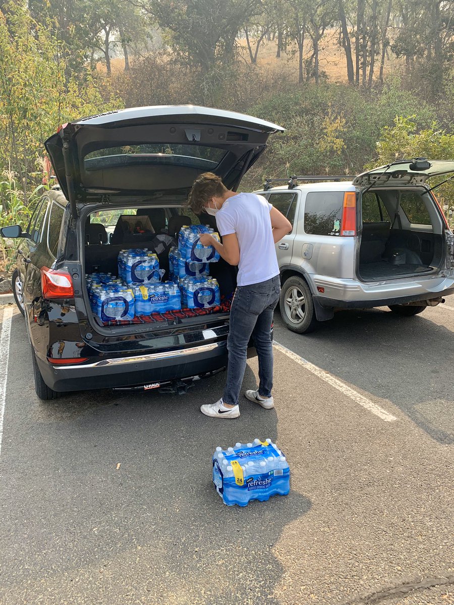 SOUMensSoccer's tweet photo. Thank you @SOUMensSoccer players for facilitating the collection and drop off of this generous donation from Ashland resident, Liza Maltsberger
@liamk_sou
@ChrisDo93473670
#jacksoncountystrong 🔴⚪️⚫️ https://t.co/Zha4jmZa5J