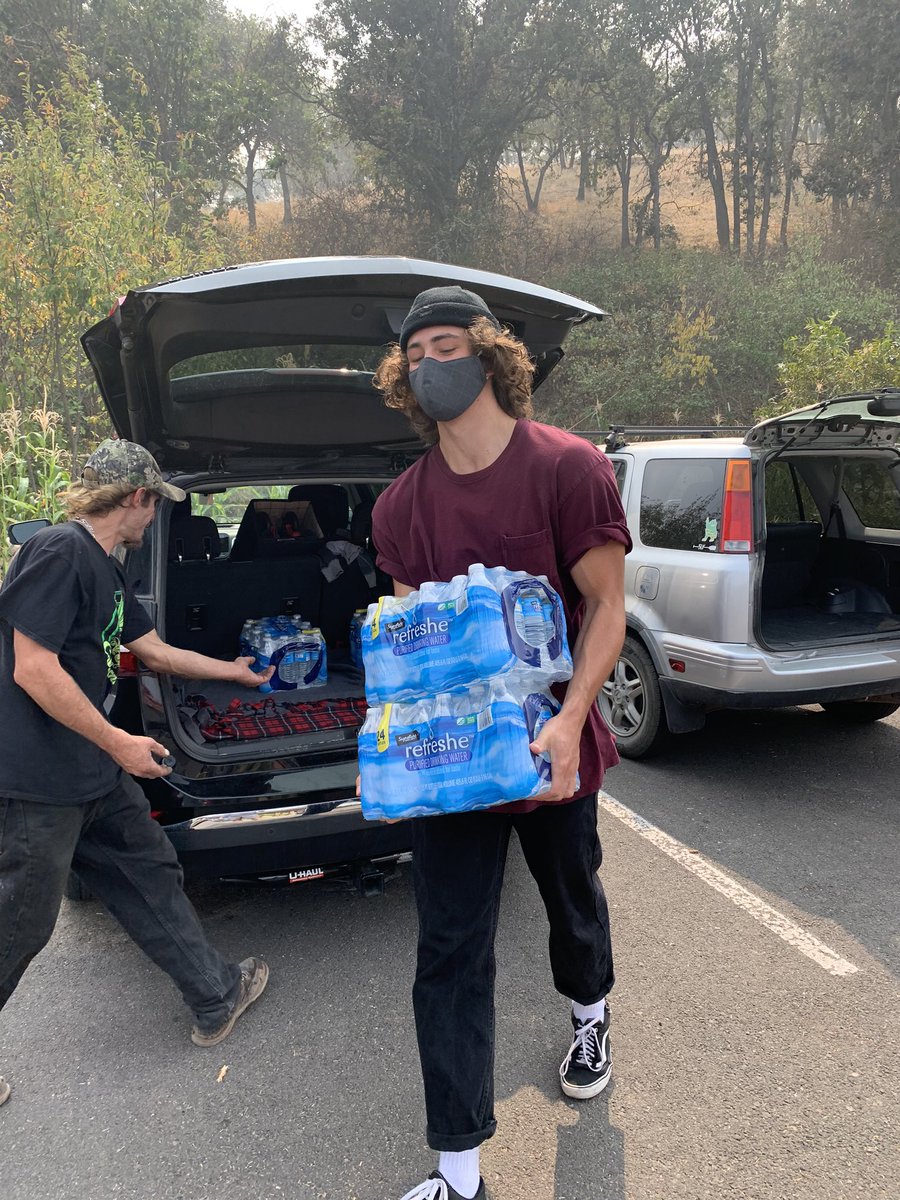 SOUMensSoccer's tweet photo. Thank you @SOUMensSoccer players for facilitating the collection and drop off of this generous donation from Ashland resident, Liza Maltsberger
@liamk_sou
@ChrisDo93473670
#jacksoncountystrong 🔴⚪️⚫️ https://t.co/Zha4jmZa5J