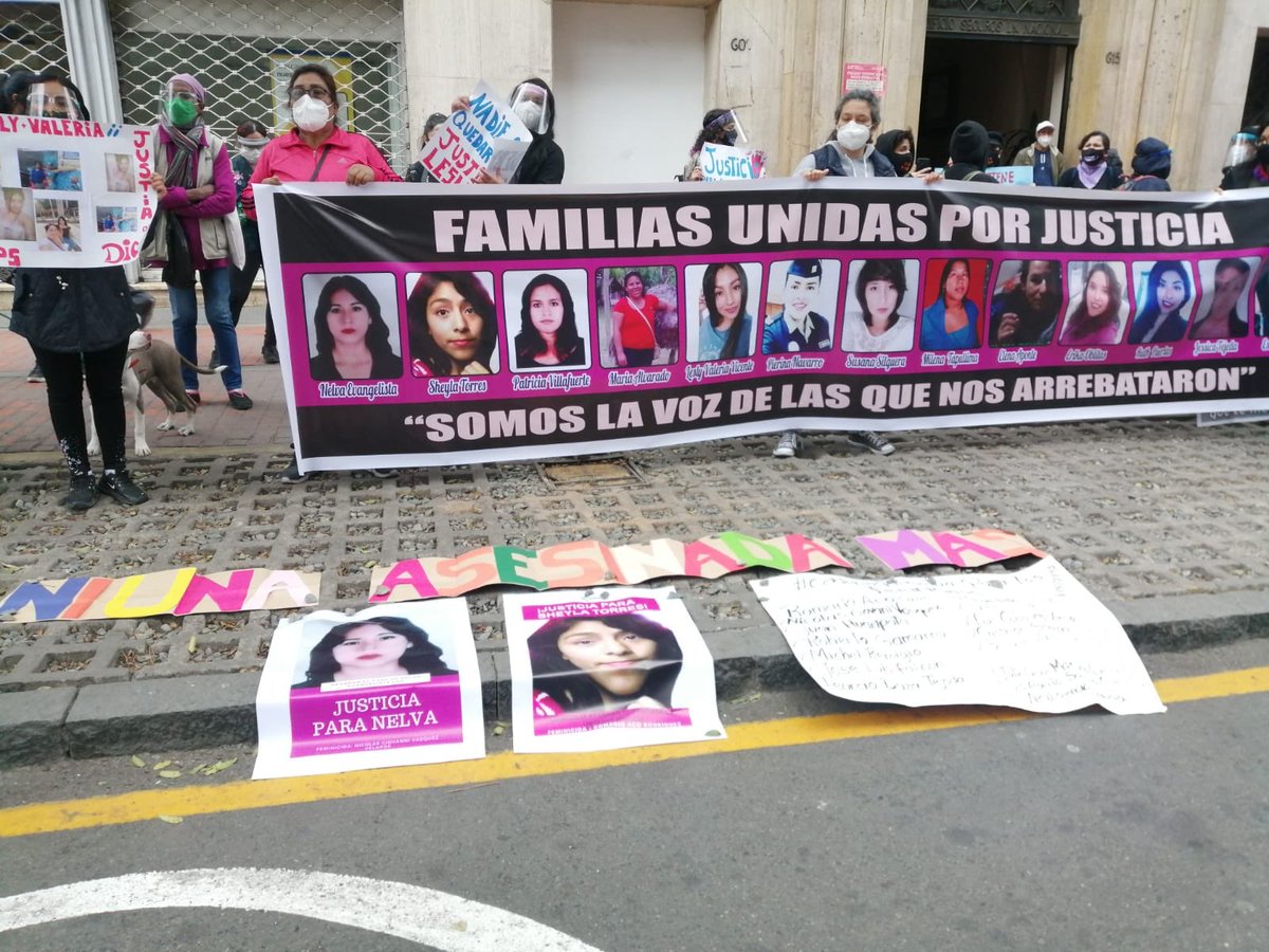 arlettecontrers's tweet photo. Familiares de víctimas de feminicidio demandan justicia a las afueras del @MimpPeru. Los juicios no pueden seguir demorando una eternidad.  Exigimos la incoación de procesos inmediatos mediante el #PL5151 en casos de violencia y feminicidios. #NiUnaMenos 👇🏼 https://t.co/ENDQOSVCIL