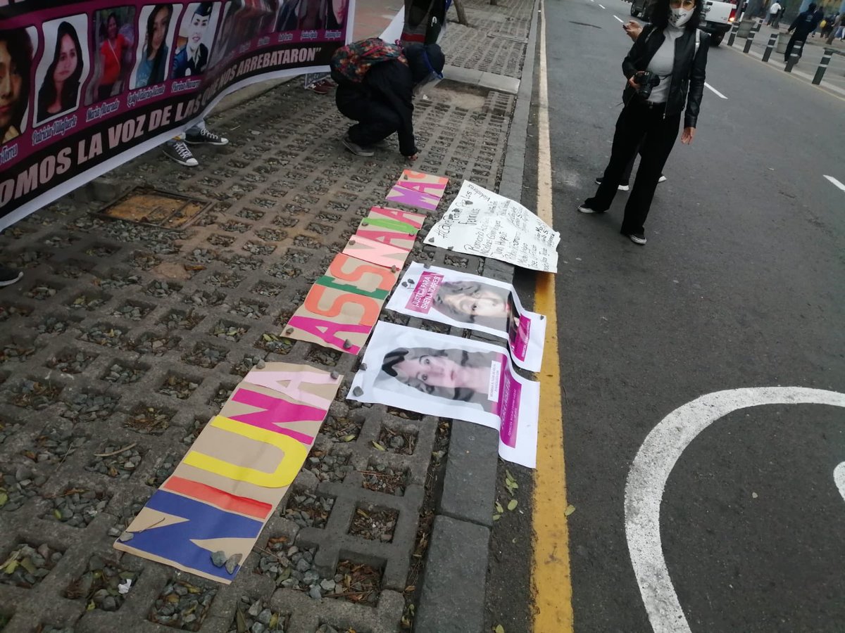 arlettecontrers's tweet photo. Familiares de víctimas de feminicidio demandan justicia a las afueras del @MimpPeru. Los juicios no pueden seguir demorando una eternidad.  Exigimos la incoación de procesos inmediatos mediante el #PL5151 en casos de violencia y feminicidios. #NiUnaMenos 👇🏼 https://t.co/ENDQOSVCIL
