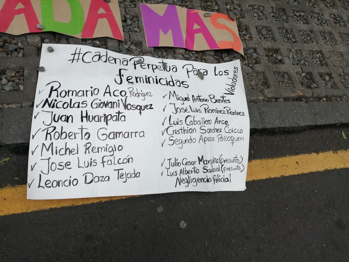 arlettecontrers's tweet photo. Familiares de víctimas de feminicidio demandan justicia a las afueras del @MimpPeru. Los juicios no pueden seguir demorando una eternidad.  Exigimos la incoación de procesos inmediatos mediante el #PL5151 en casos de violencia y feminicidios. #NiUnaMenos 👇🏼 https://t.co/ENDQOSVCIL