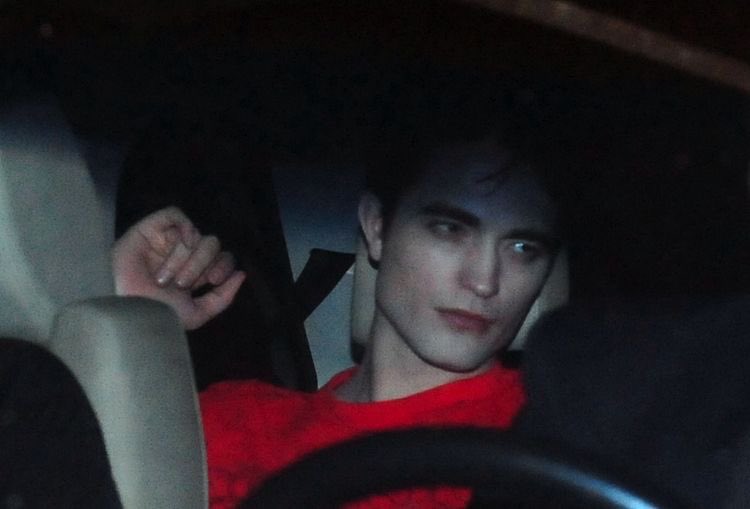 cullenception's tweet photo. HELLLLL why does rob look more like edward than edward looks like edward here https://t.co/Gpo92I1lXE