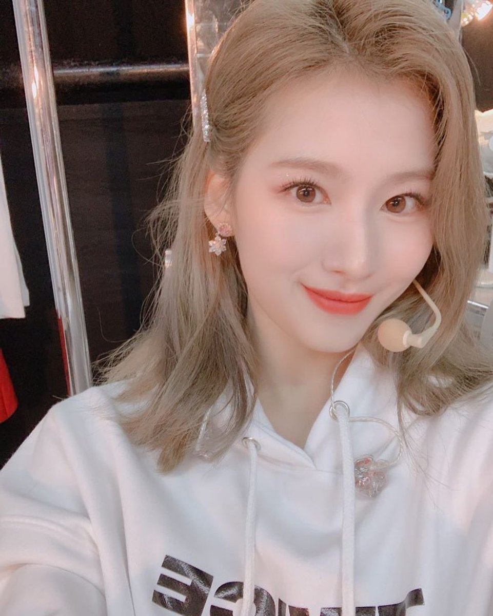 TWICEJNET's tweet photo. Oii onces!!eu queria agradecer a todo mundo que foi nos ver abrindo o show do Jhope!!Foi incrível ver todos vocês cantando e dançando as nossas músicas,amo todos vocês💖 

#SANA🐿 https://t.co/1xaZeqO6lK