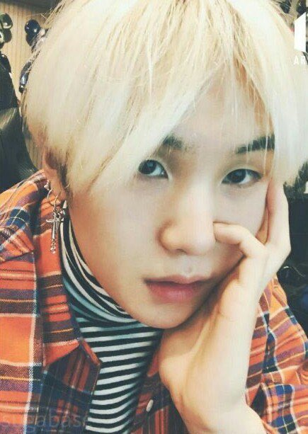 u know when yoongi’s pinky makes an appearance in his selfies and ur just like. hell yeah dude , i love that pinky dude