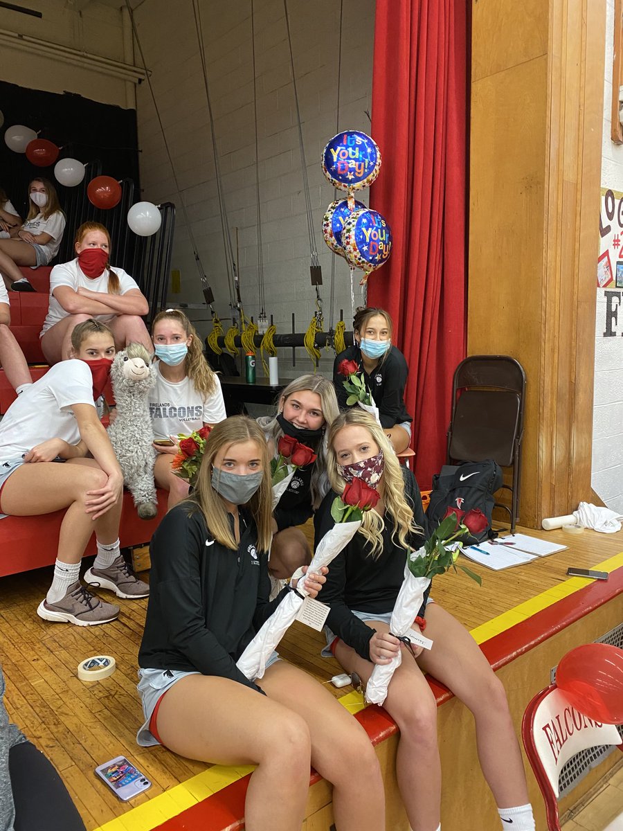 firelandsvb's tweet photo. Senior Night flowers from last year’s co-captain Sam ❤️❤️ https://t.co/2h7yt3FqJd