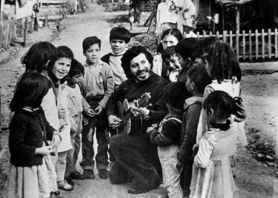 GunlukArsiv's tweet photo. 16 Eylül 1973:
Şili'de Pinochet darbesi sonrası binlerce muhalifle Ulusal Stadyum’da gözaltında tutulan devrimci şarkıcı Víctor Jara, gitarıyla çaldığı ”Venceremos”a stadyumdakilerin eşlik etmesi üzerine askerlerce elleri kırıldıktan sonra kurşuna dizilerek öldürüldü https://t.co/uSLPkeZhkk