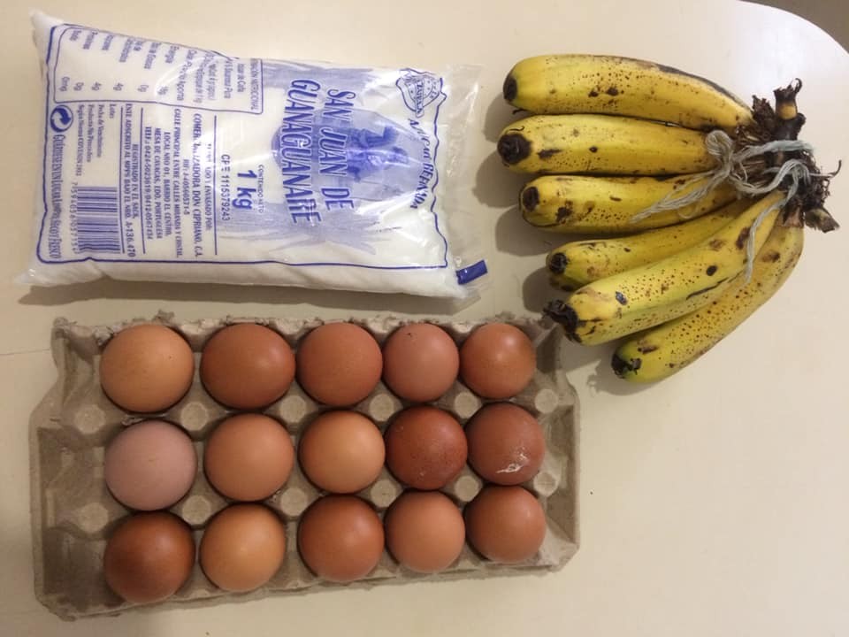 RafaelCuevasULA's tweet photo. Tras 13 años como profesor y una vida académica dedicada a la ULA, hoy les muestro lo que compré con mi quincena de 948.000 bs., es decir de menos de 3 dólares: 1 kilo de azúcar, 1/2 cartón de huevos y 1/2 (sí, media) mano de cambures.

¡Y luego se nos pide sacrificio!!!

¿Más? https://t.co/QZlhRCnXnf