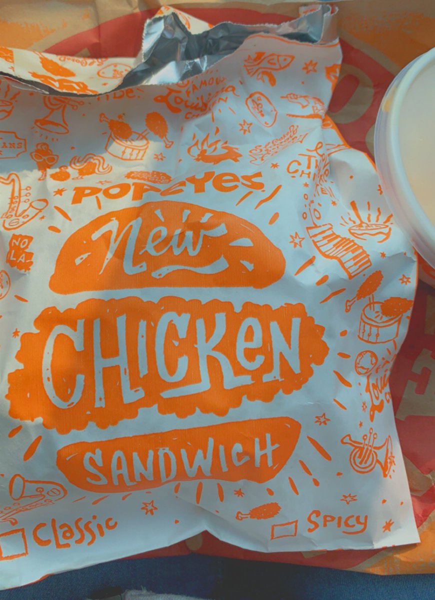 underthescope2's tweet photo. Omg the new chicken sandwich from @PopeyesChicken is so finger licking 🤤🤤 https://t.co/KwKi0evk7Y