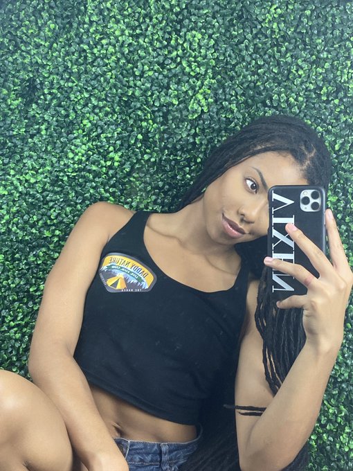 1 pic. wait why the fuck does my front facing camera look so much better than my three fancy back cameras<a href="/tag/mvsales"class="tags"><span>#mvsales</span></a>